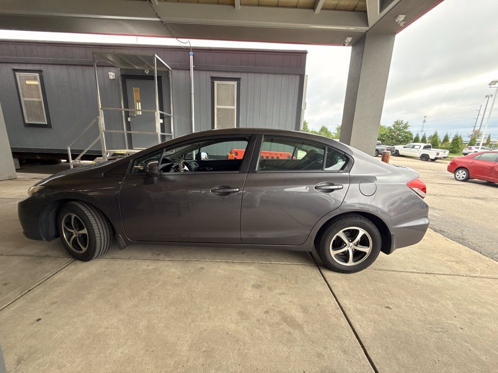 Used 2015  Honda SE image 9