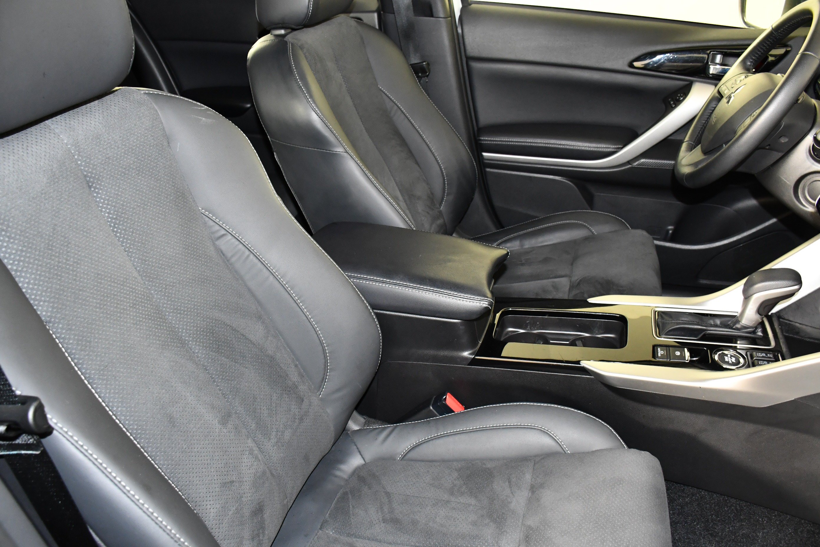 Used 2023 White Diamond Mitsubishi SE image 40
