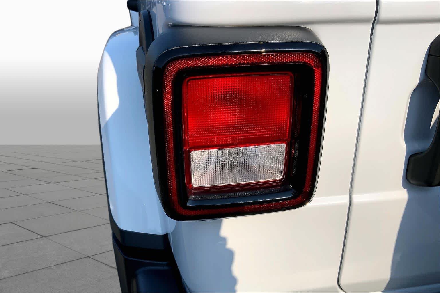Used 2021 Bright White Clearcoat Jeep Unlimited Sahara image 25