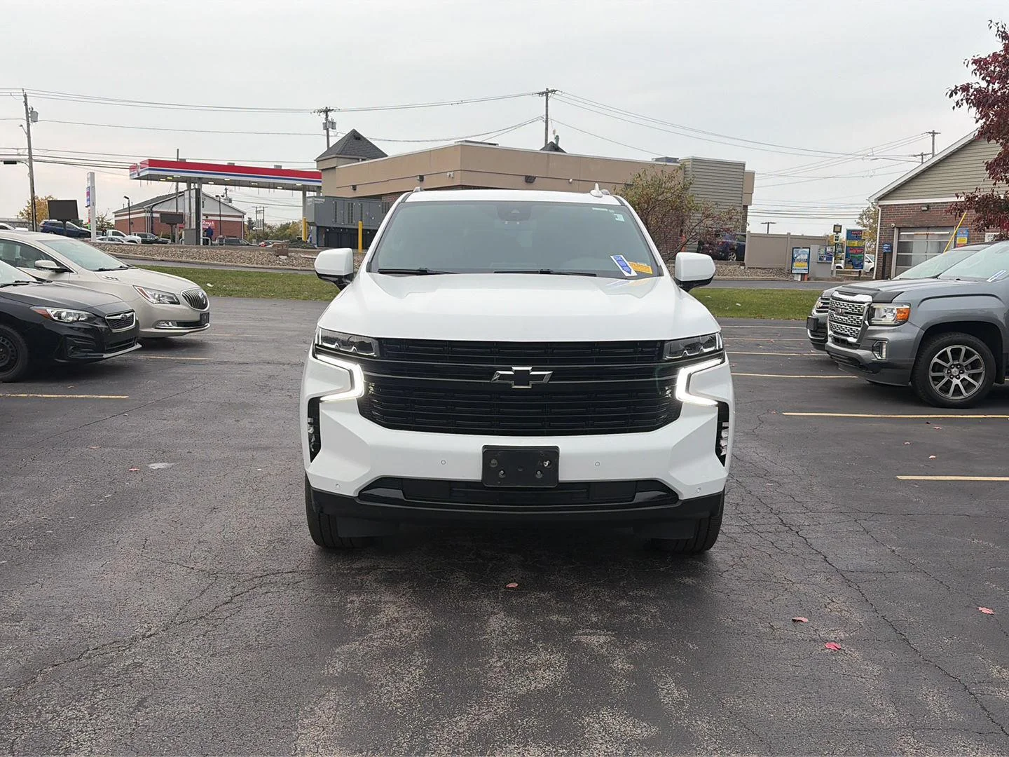 Used 2023 Wh Chevrolet  image 2