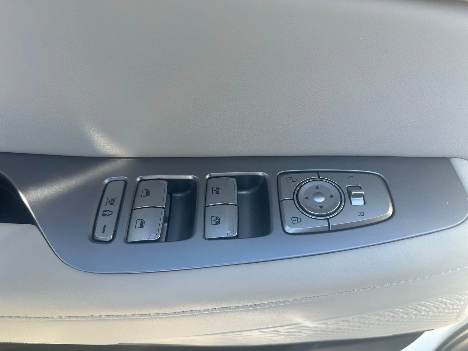 Used 2023 White Hyundai Limited image 10