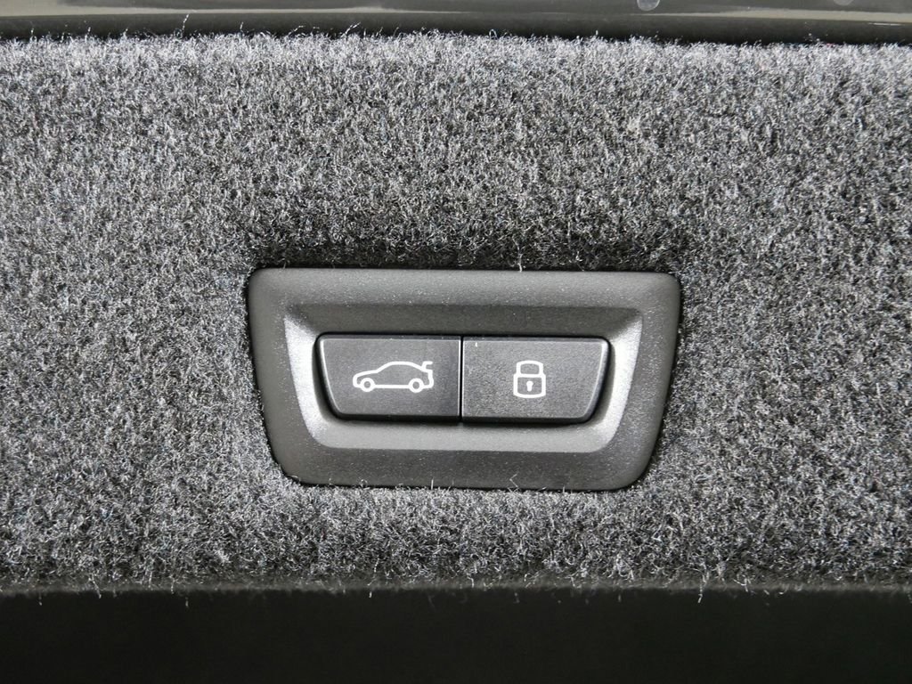 2025 BMW 7 Series 750e - Photo 26