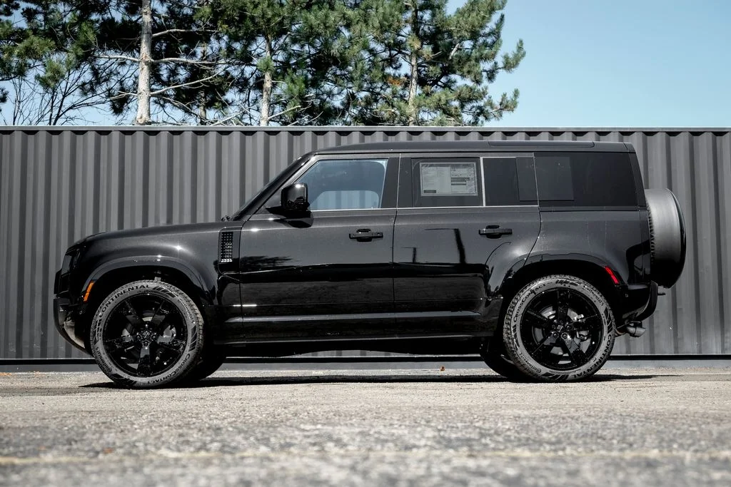New 2026 Santorini Black Land Rover X-Dynamic SE image 3