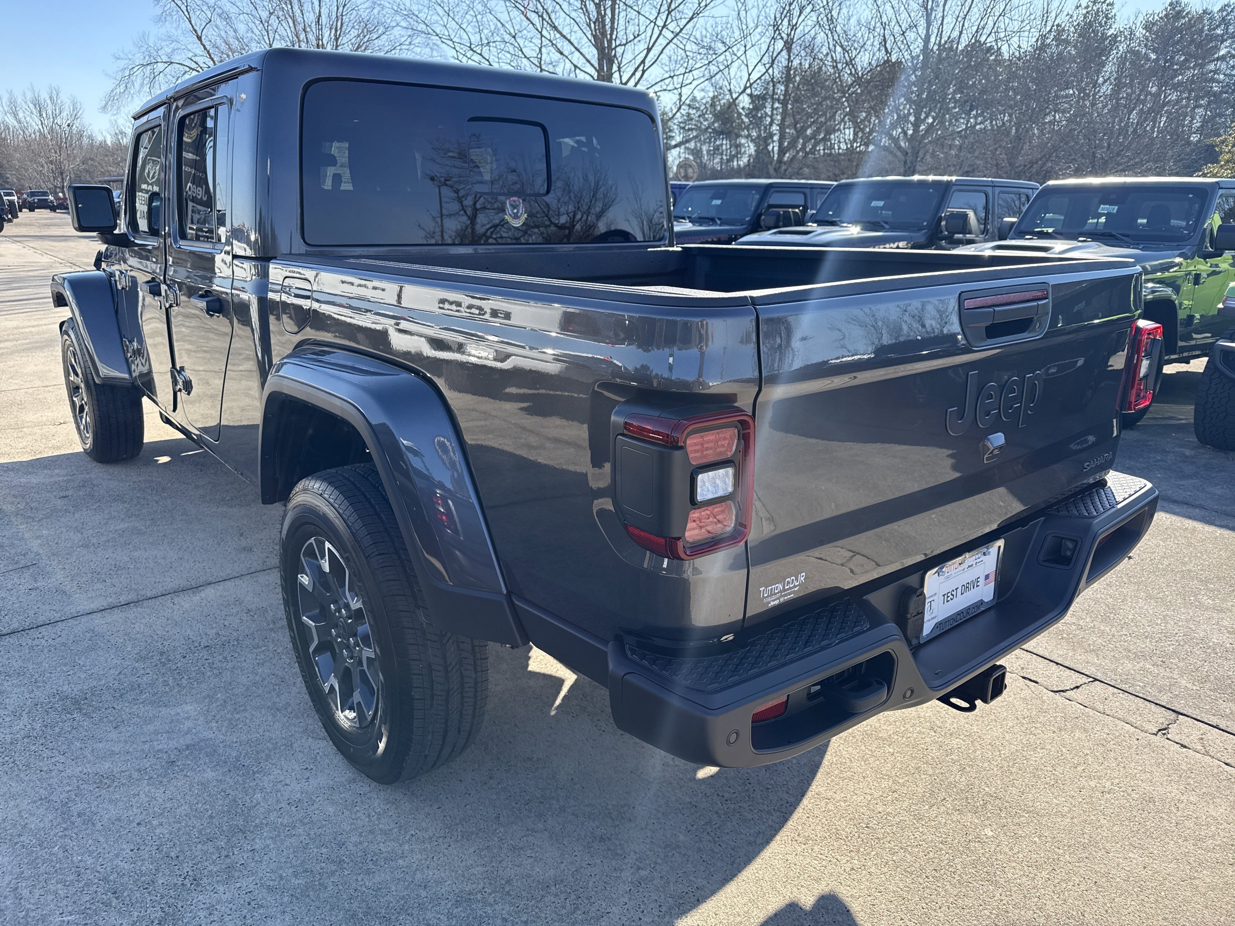 New 2026 Granite Crystal Metallic Clearcoat Jeep Sahara image 5