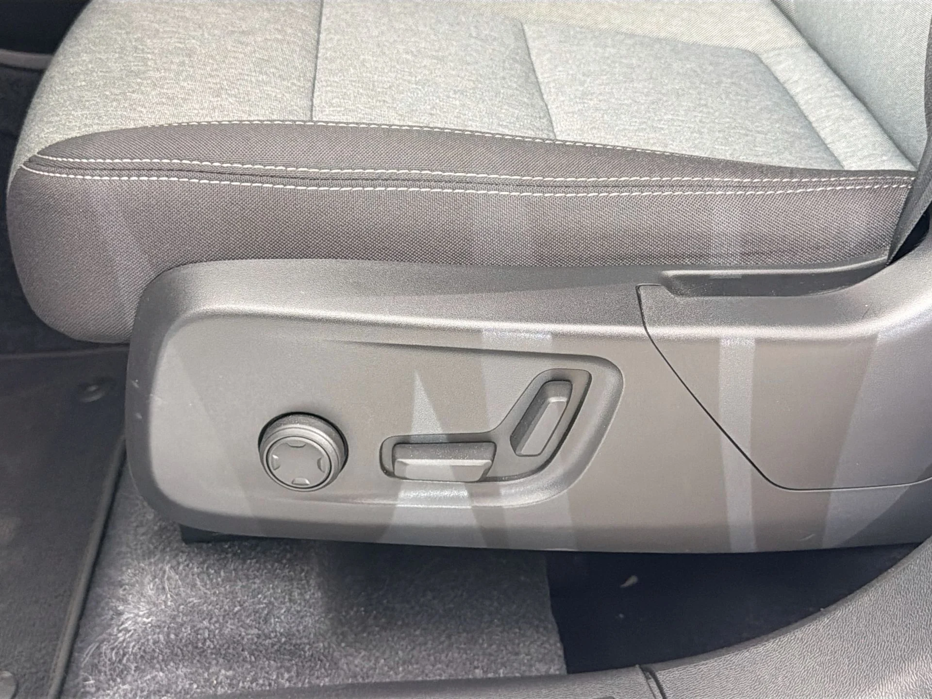 Certified Used 2023 Crystal White Volvo Core  image 18