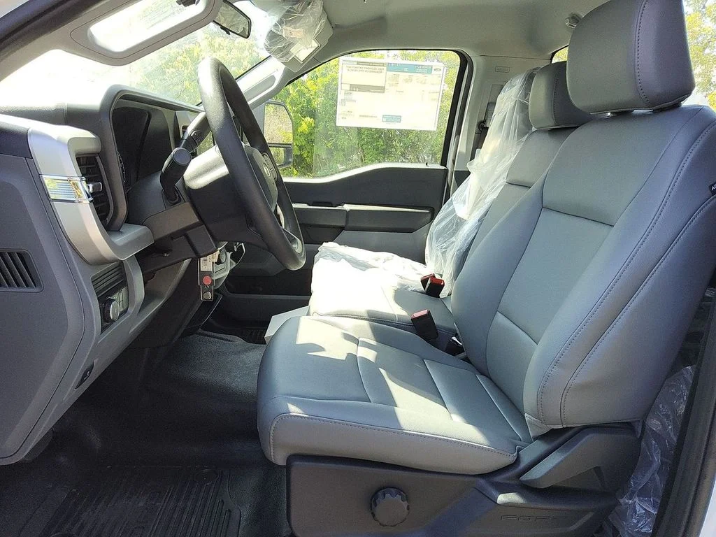 New 2026 Oxford White Ford XL image 7