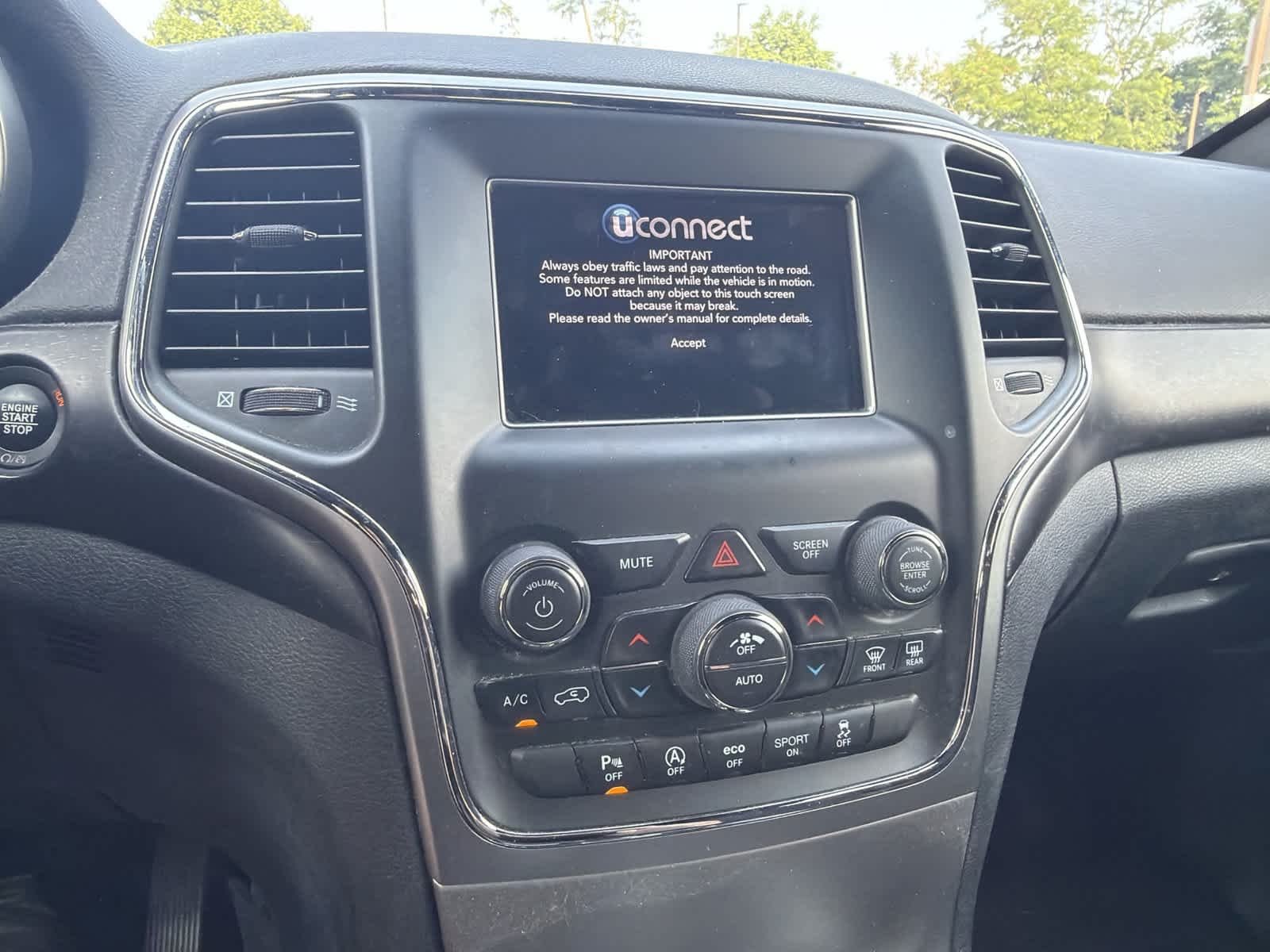 Used 2018 Diamond Black Crystal Pearlcoat Jeep Laredo E image 13