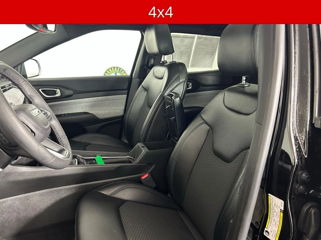 Used 2025 Diamond Black Jeep Latitude image 11