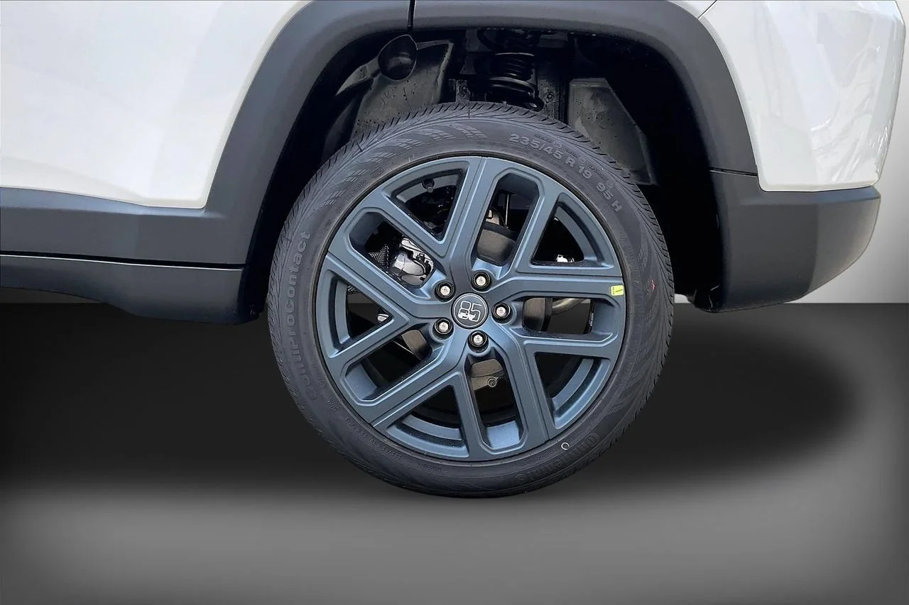 New 2026 Bright White Clearcoat Jeep Latitude image 29