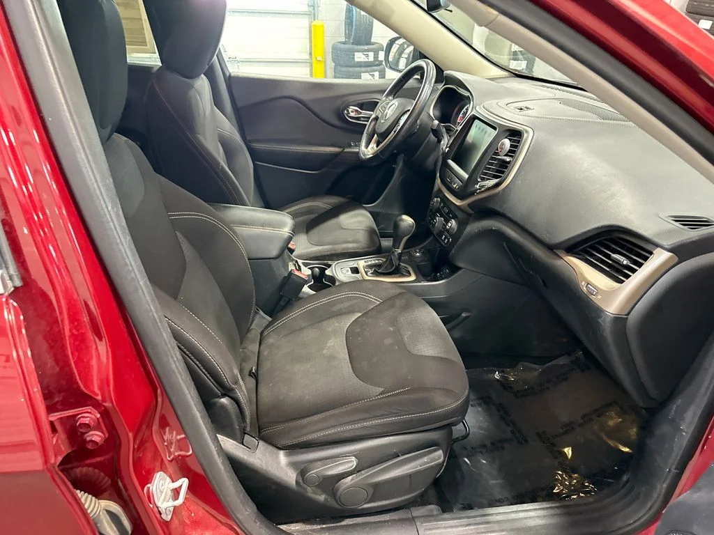 Used 2015 Red Jeep Latitude image 15