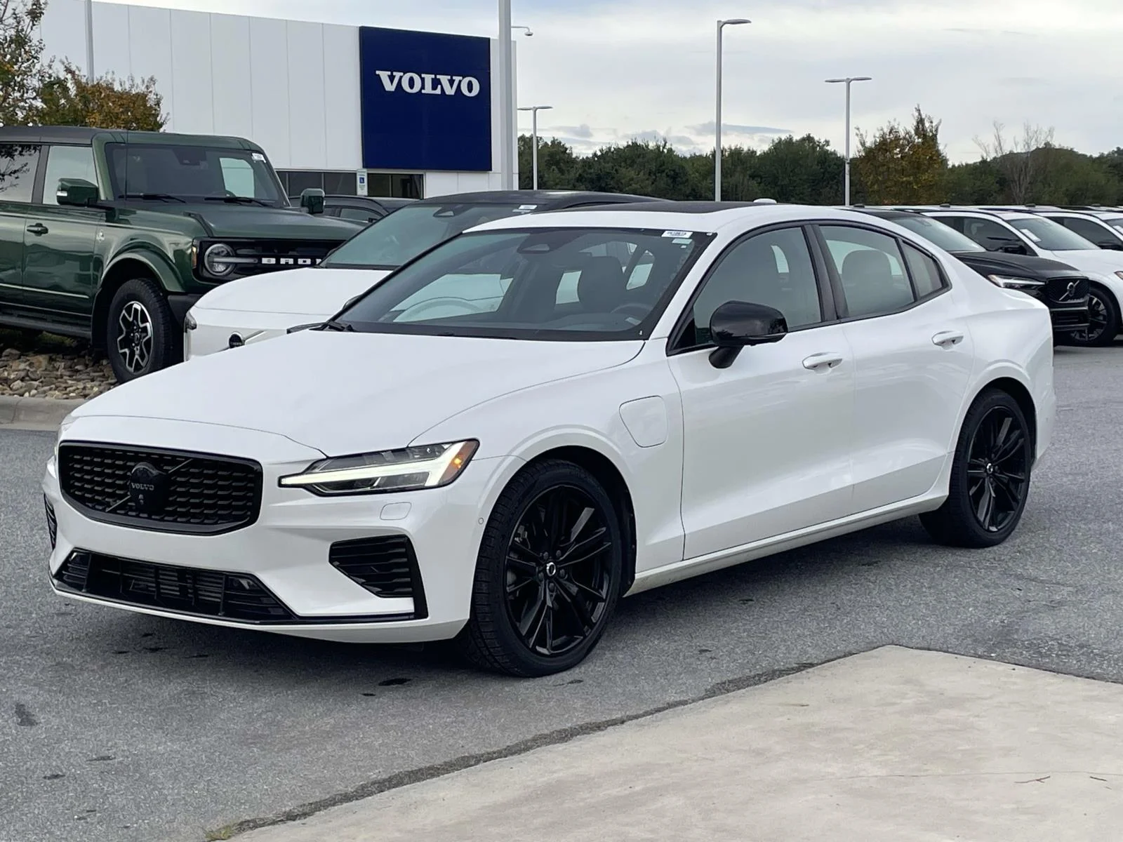 Used 2024 Crystal White Metallic Volvo Plus Black Edition image 24