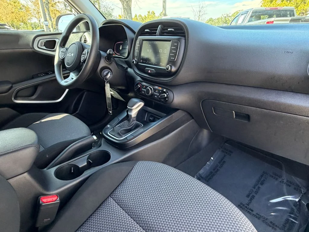 2024 Kia Soul LX - Photo 11