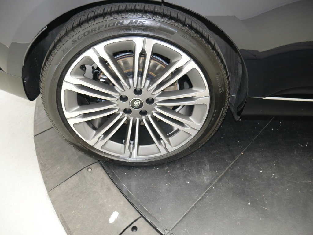 Used 2025  Land Rover Autobiography image 12