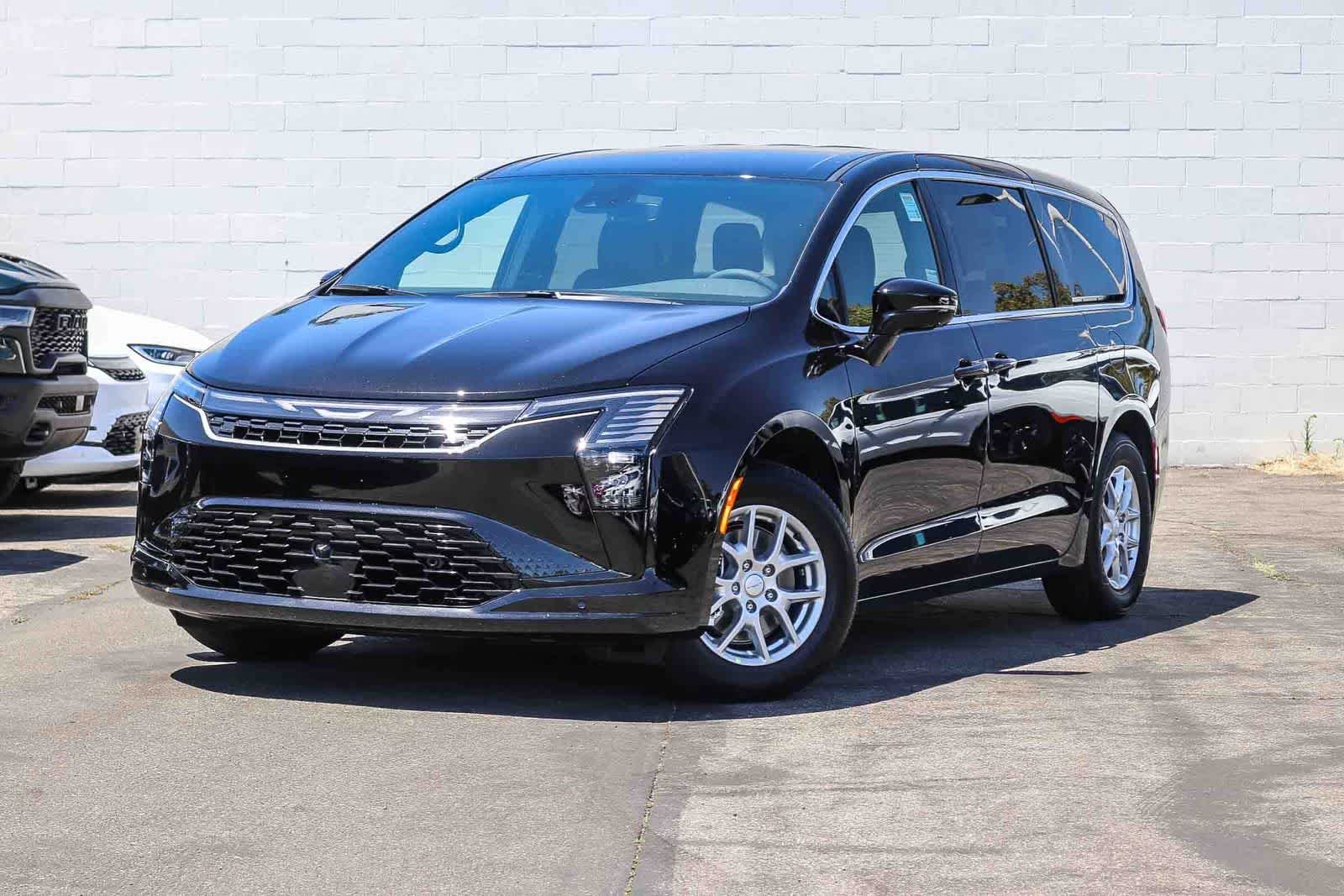 2027 Chrysler Pacifica Select's photo