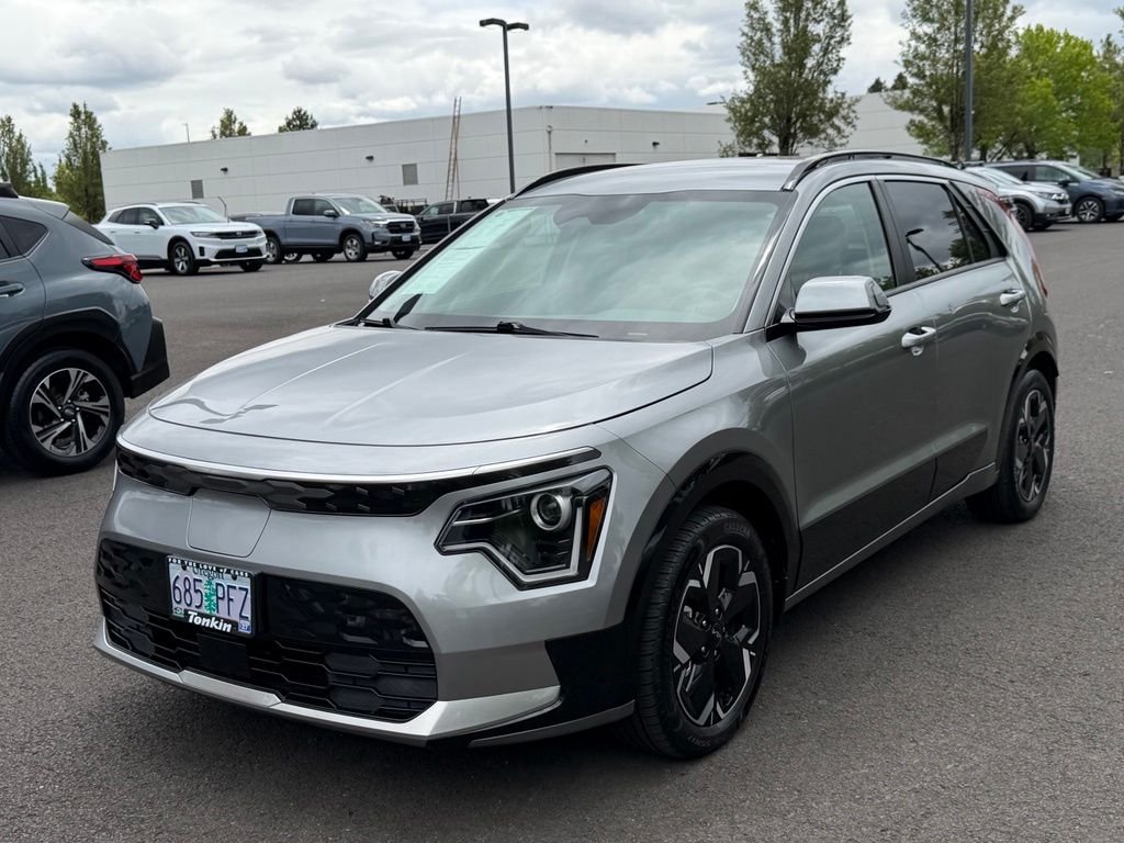 Used 2023 Steel Gray Kia Wind image 4