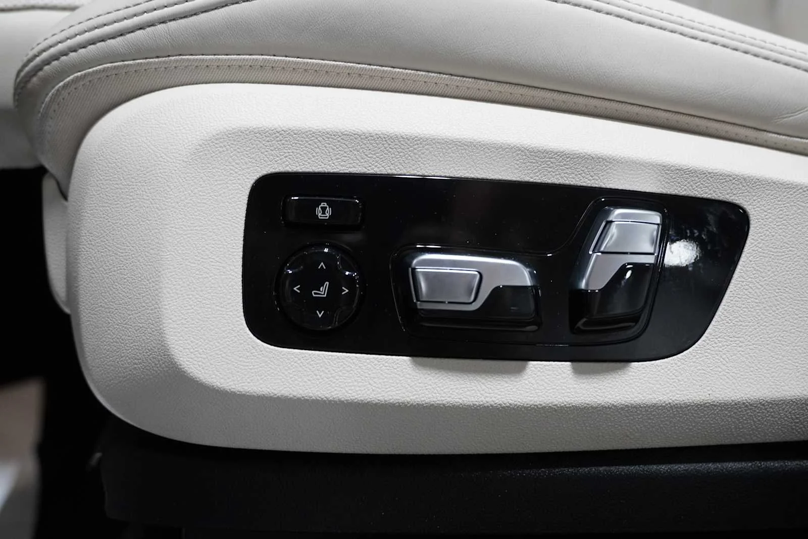 Certified Used 2022 Mineral White Metallic BMW ALPINA XB7 image 13