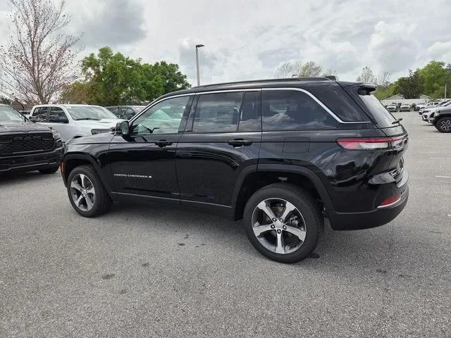 New 2026 Diamond Black Crystal Pearl-Coat Exterior Paint Jeep Limited image 10