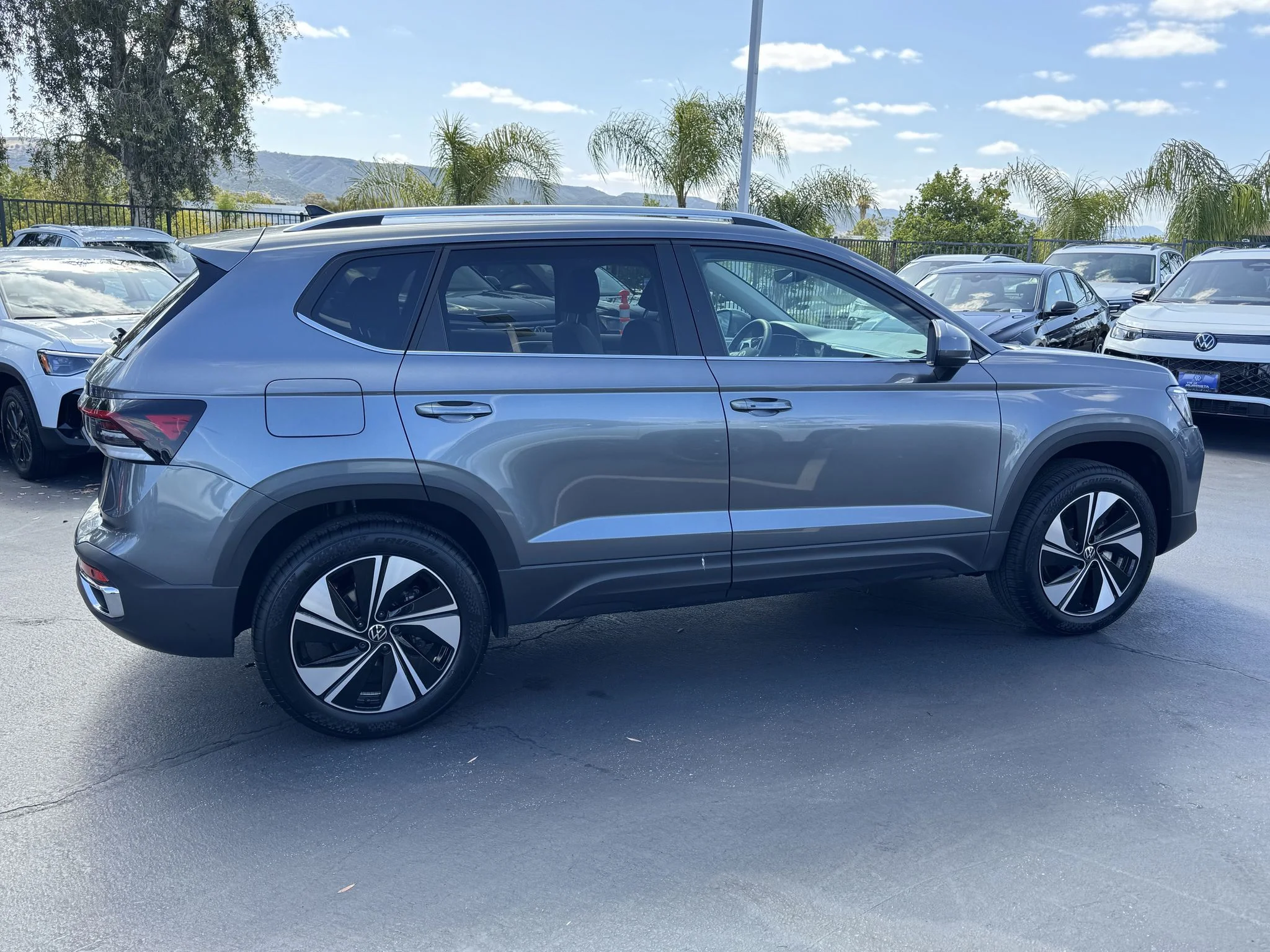 Used 2025 Platinum Gray Metallic Volkswagen SE image 9