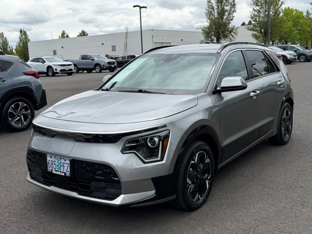 Used 2023 Steel Gray Kia Wind image 4