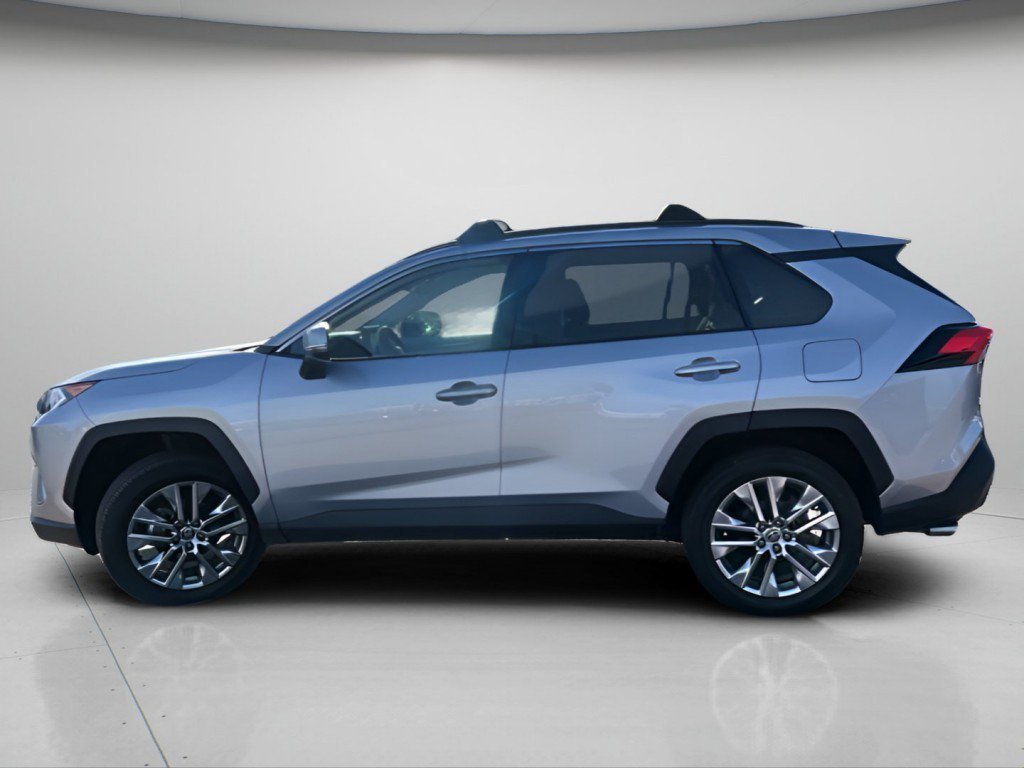 Used 2021 Silver Sky Metallic Toyota XLE Premium image 12