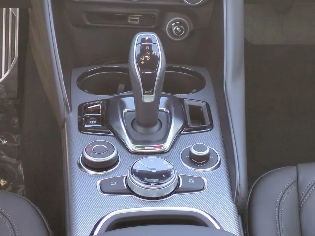 2025 Alfa Romeo Giulia Base - Photo 17