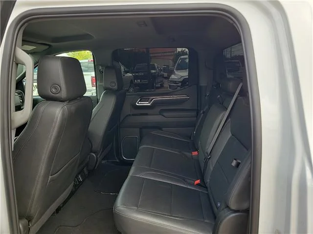 Used 2025 White GMC SLT 4x2 Crew Cab 5.75 ft. box 147.4 in. WB image 9