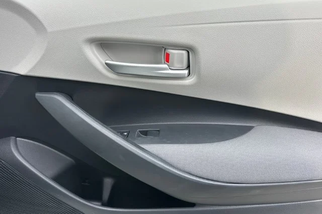 Used 2020 White Toyota LE image 19