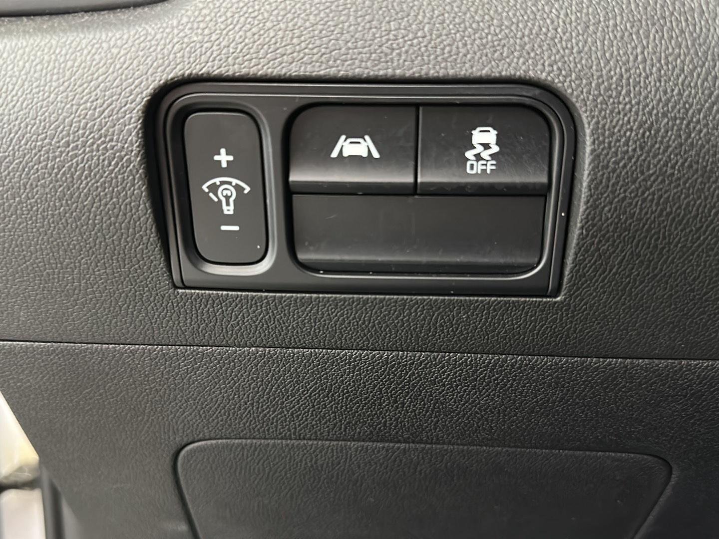 Used 2022 Glacial White Pearl Kia  image 21