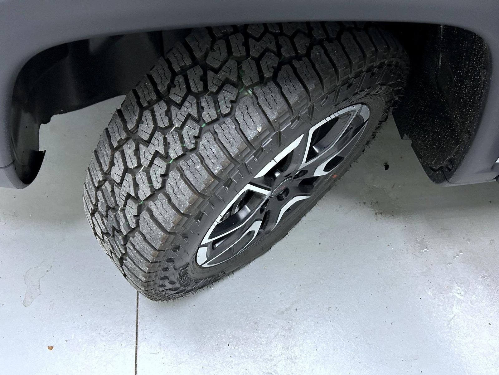 New 2026 Silver Zynith Metallic Clear-Coat Exterior Paint Jeep Trailhawk image 23