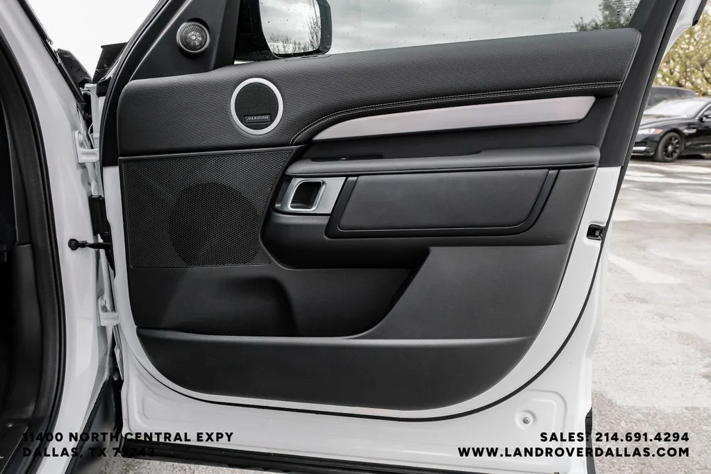 Used 2025 White Land Rover Dynamic SE image 42