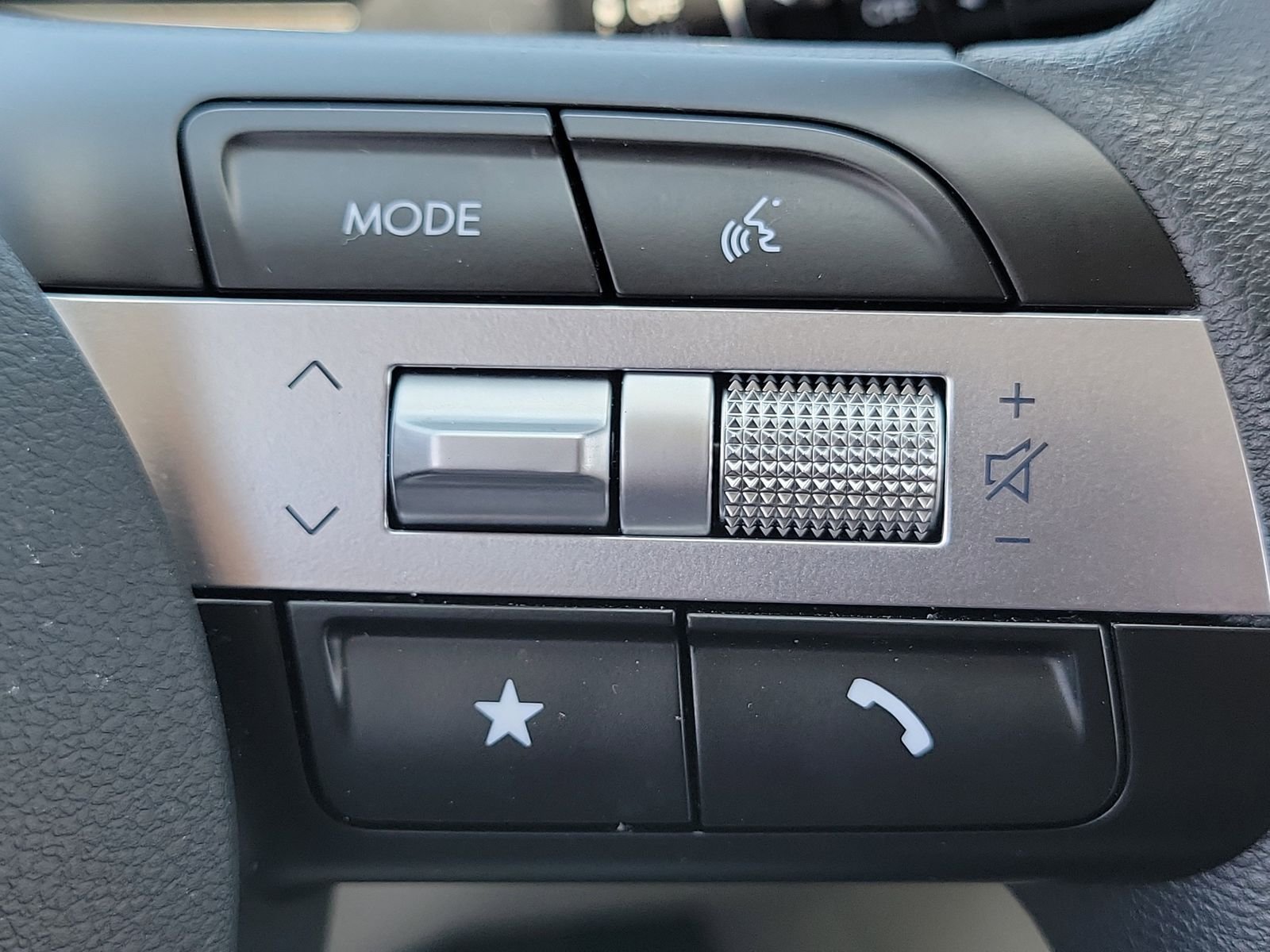 Used 2025 Silver Hyundai SE image 9