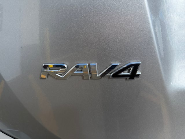 Used 2018 Silver Toyota LE image 41