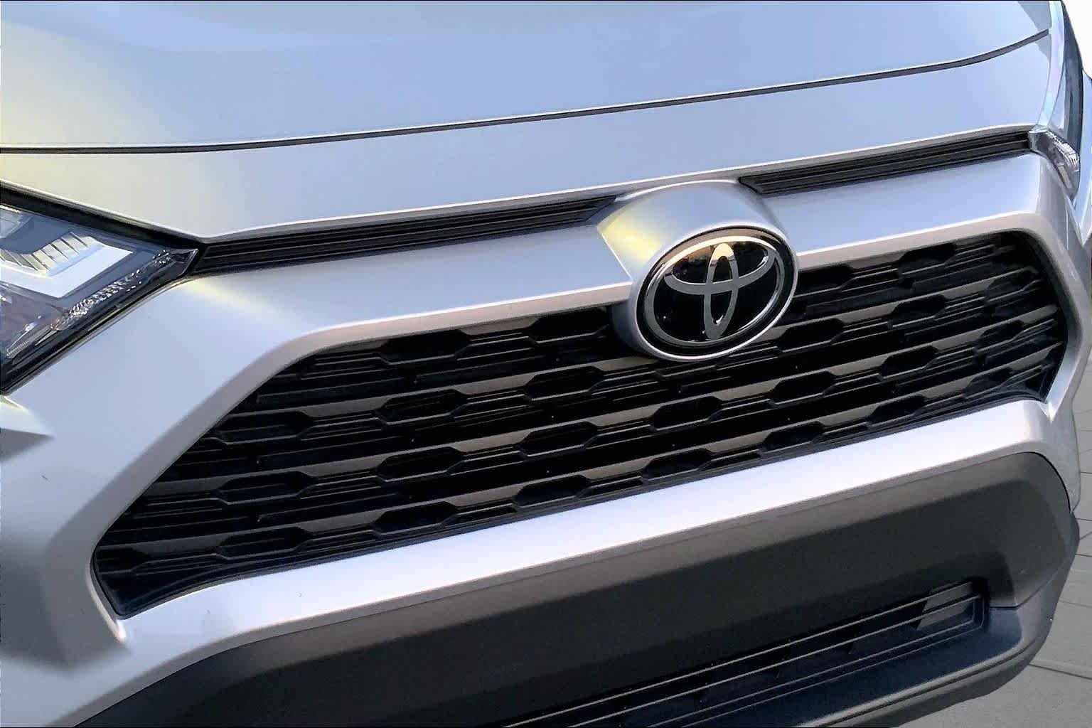 Used 2025 Silver Sky Metallic Toyota XLE image 29