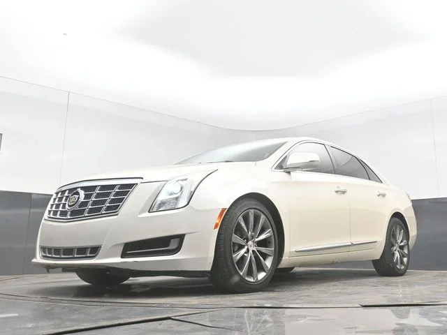 Used 2013 White Diamond Clearcoat Cadillac Base image 28