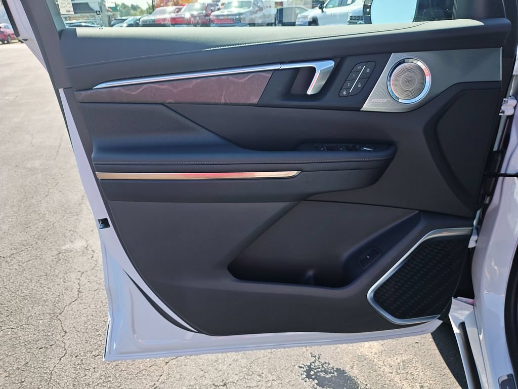New 2026 Iridescent White Tricoat Buick Avenir image 12