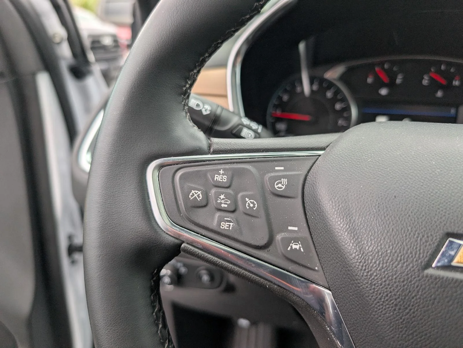 Used 2024 Iridescent Pearl Tricoat Chevrolet Premier image 16