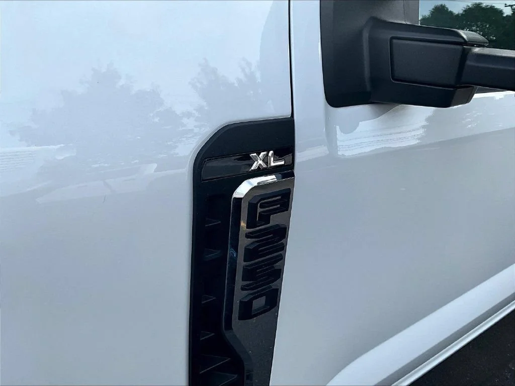 Used 2025 Oxford White Ford XL image 23