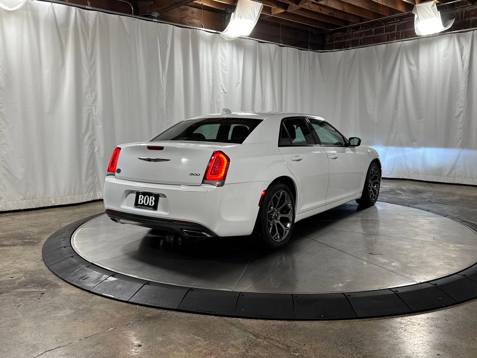 Used 2018 Bright White Clearcoat Chrysler Touring image 8