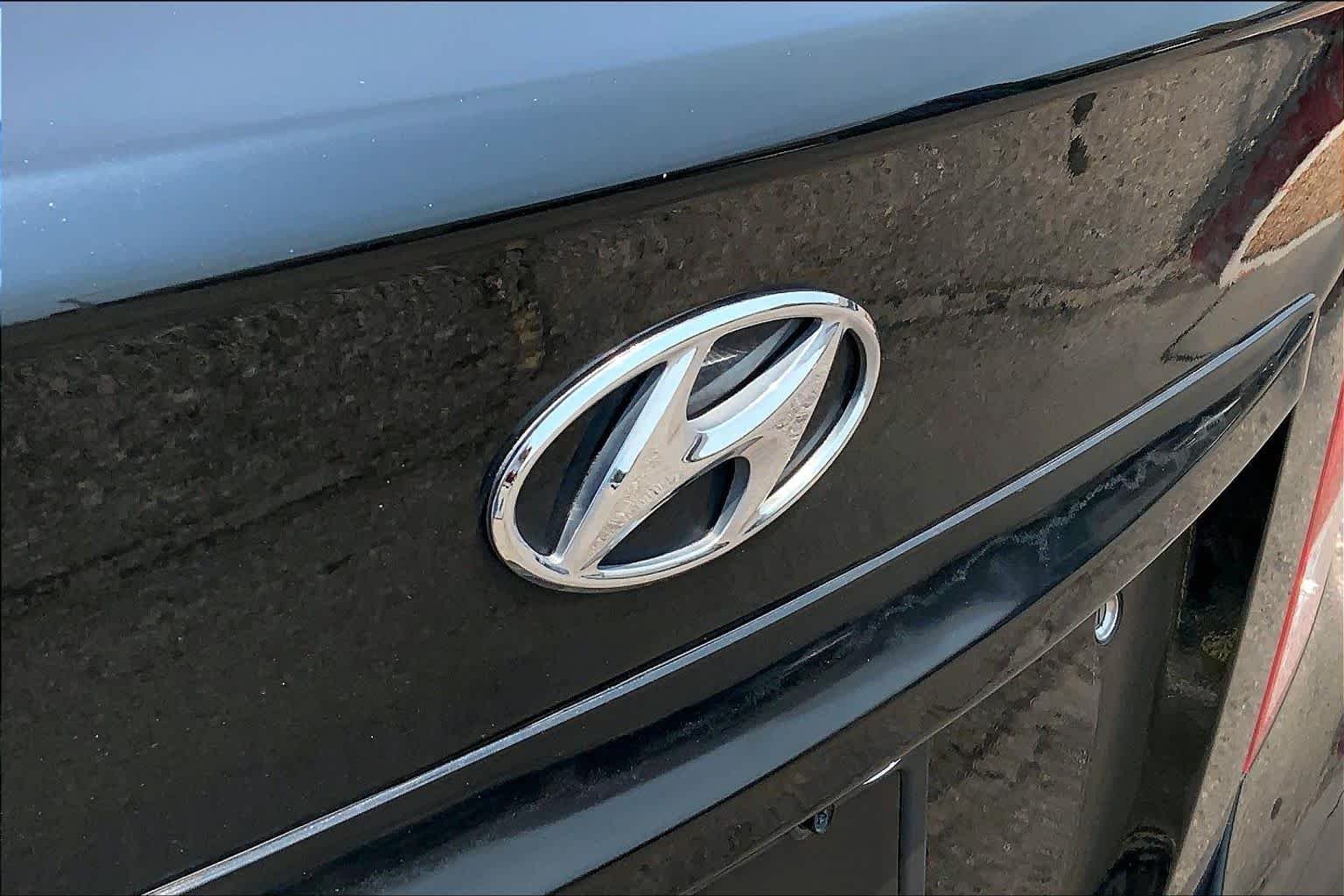 Used 2016 Ultra Black Pearl Hyundai SE image 29