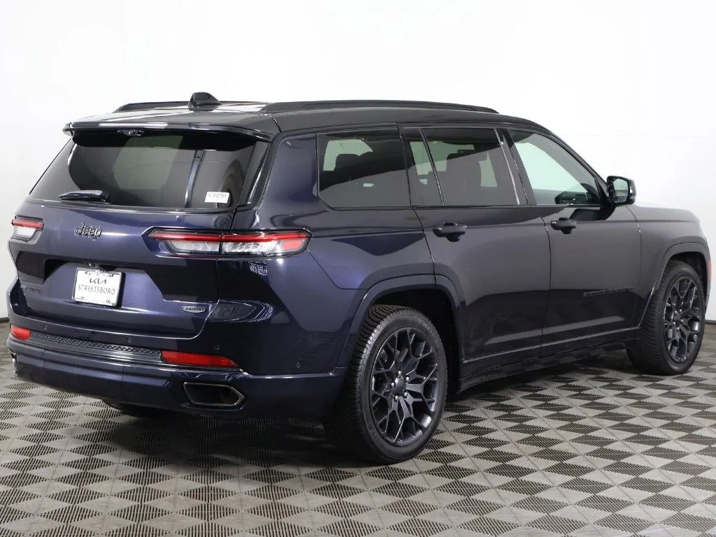 Used 2023 Black Jeep Summit Reserve image 17