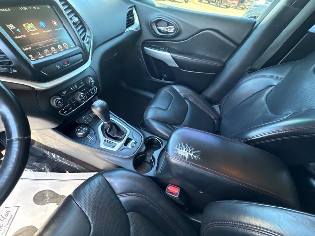 Used 2018 Diamond Black Jeep Trailhawk image 18