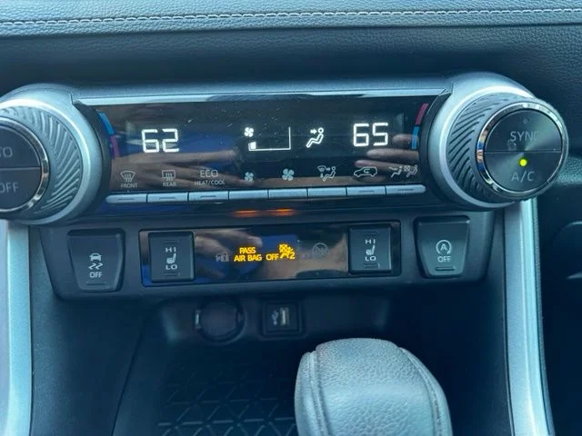 2025 Toyota RAV4 XLE - Photo 27