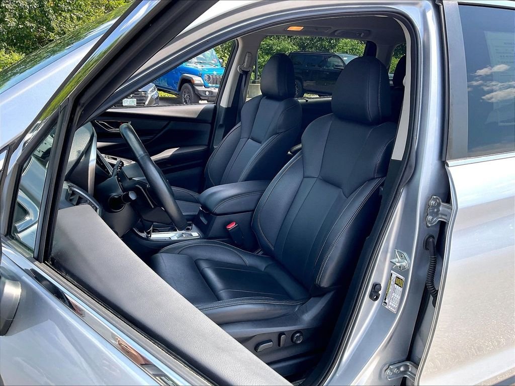 Used 2023 Ice Silver Metallic Subaru Limited image 9