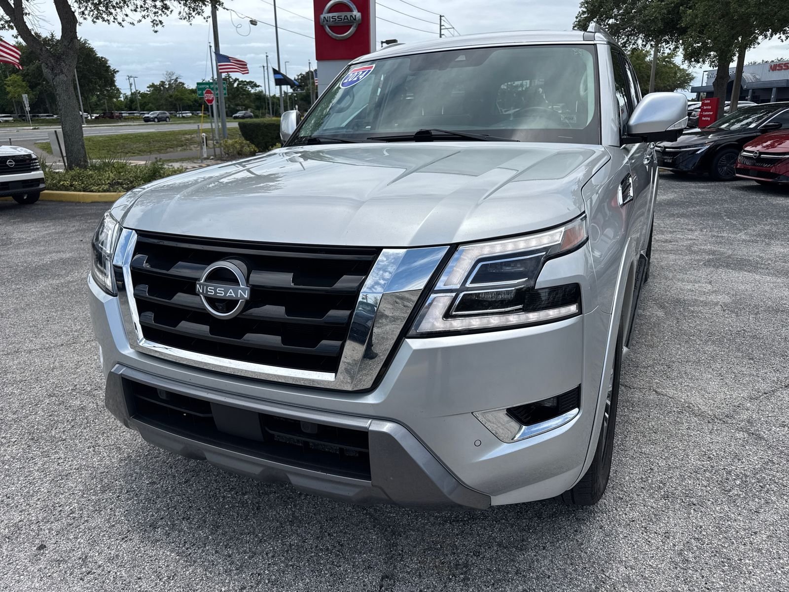 Used 2024 Silver Nissan SL image 3