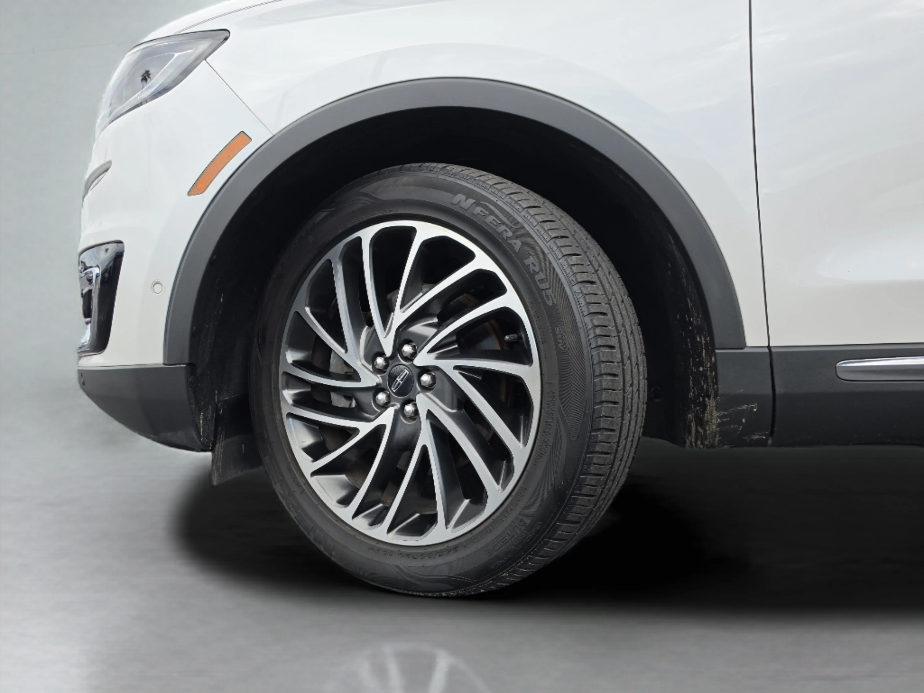 Used 2019 White Platinum Clearcoat Metallic Lincoln Reserve image 40