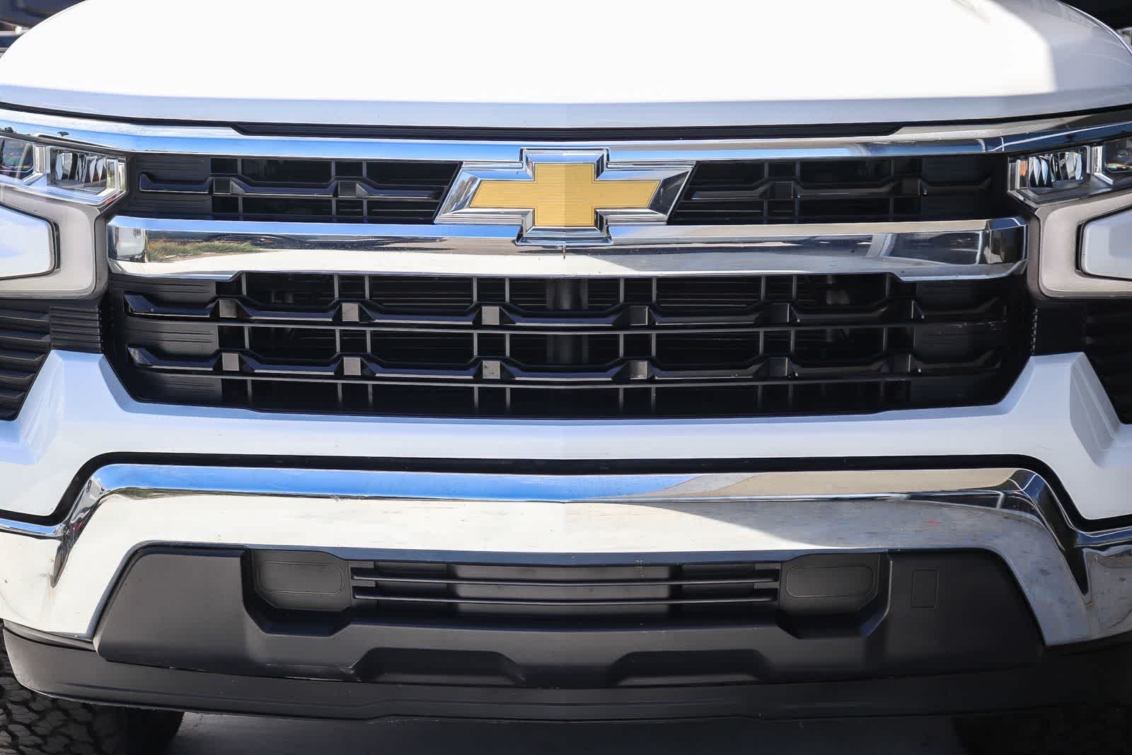 Used 2025 Summit White Chevrolet LT image 8