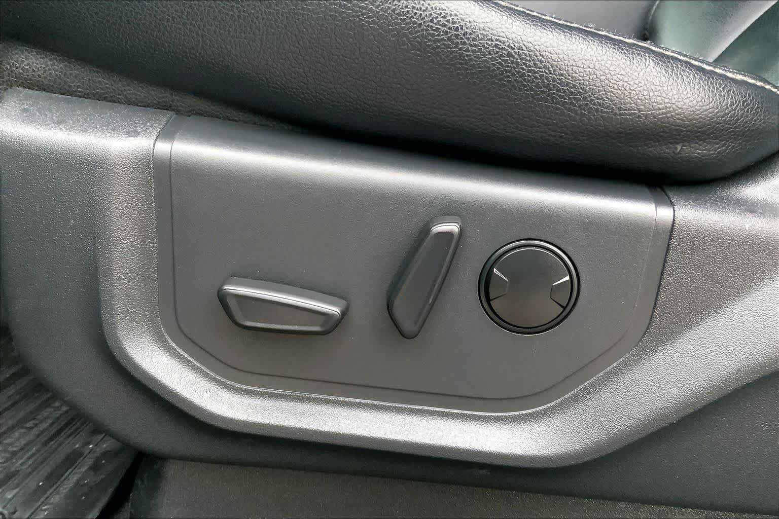 Used 2022 Agate Black Metallic Ford F-450 Pickup LARIAT image 33