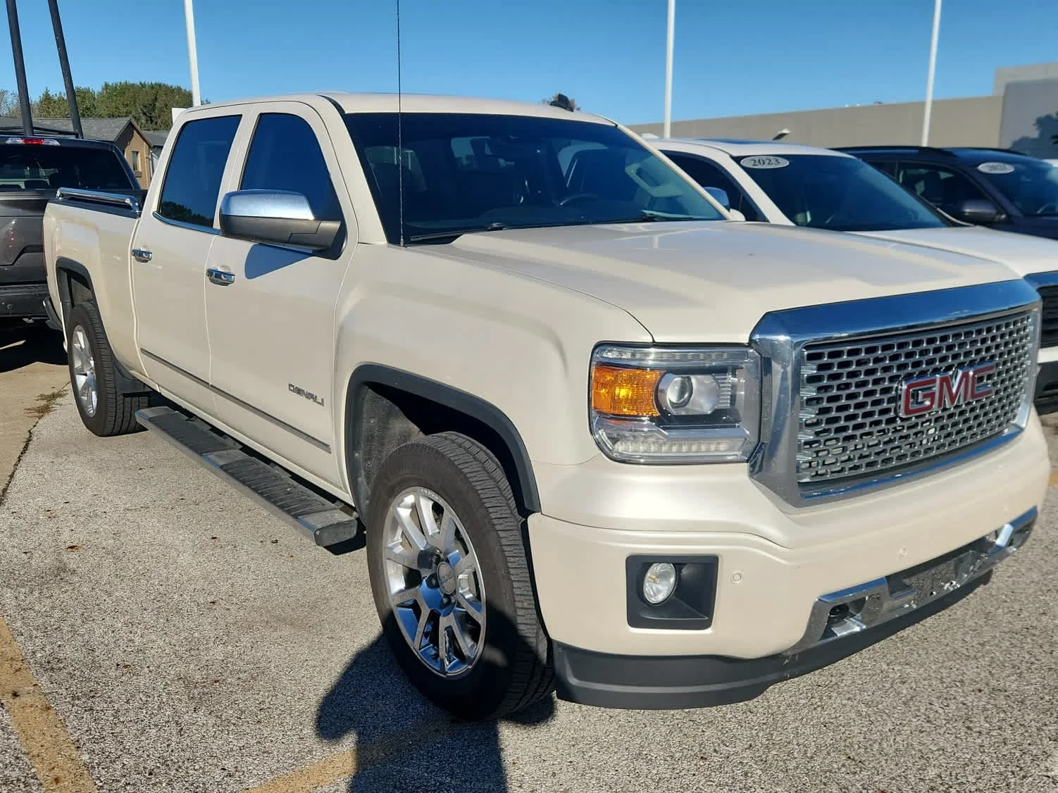 Used 2014 White Diamond Tricoat GMC Denali image 3