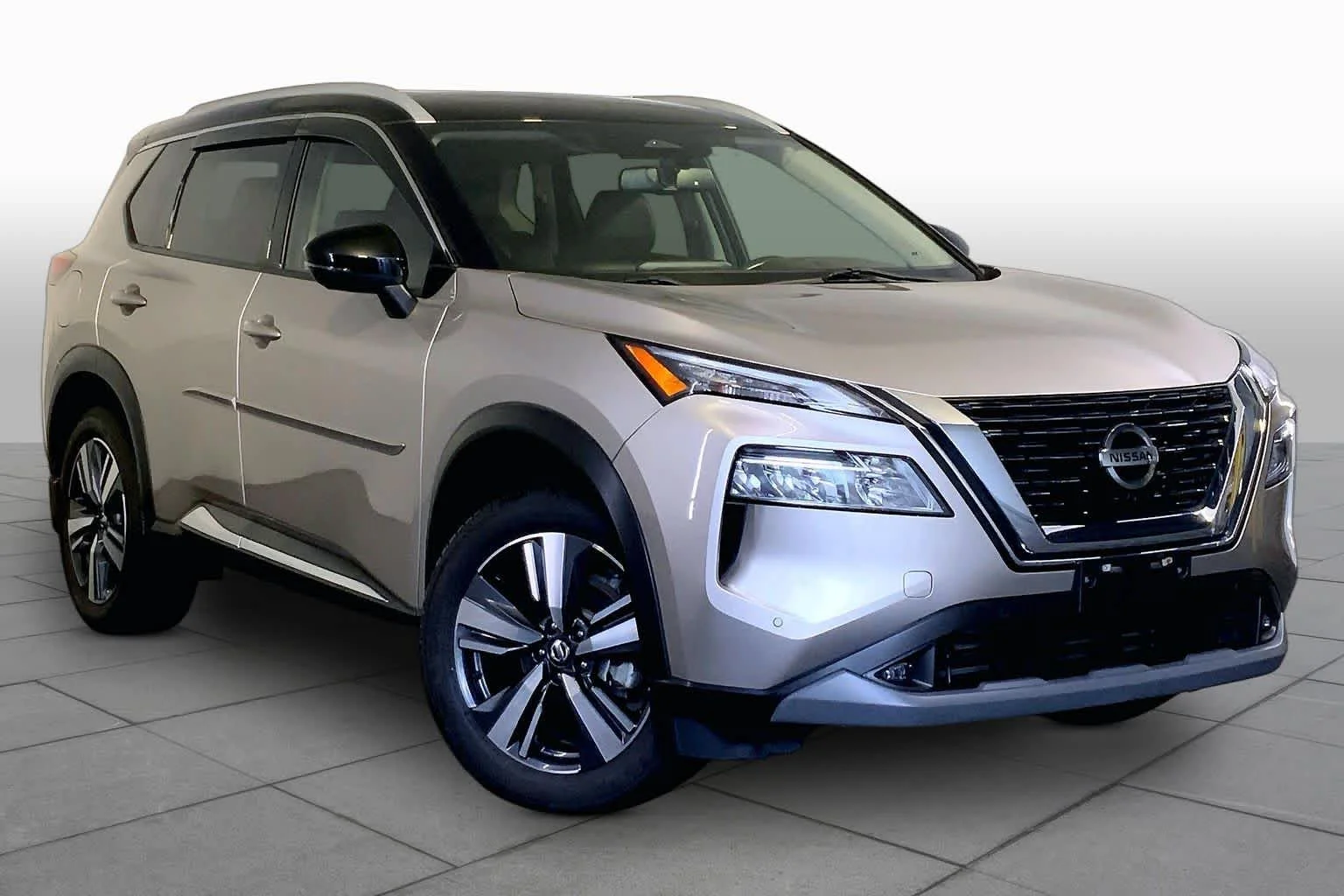 Used 2021 Champagne Silver Metallic/Super Black Nissan SL image 3