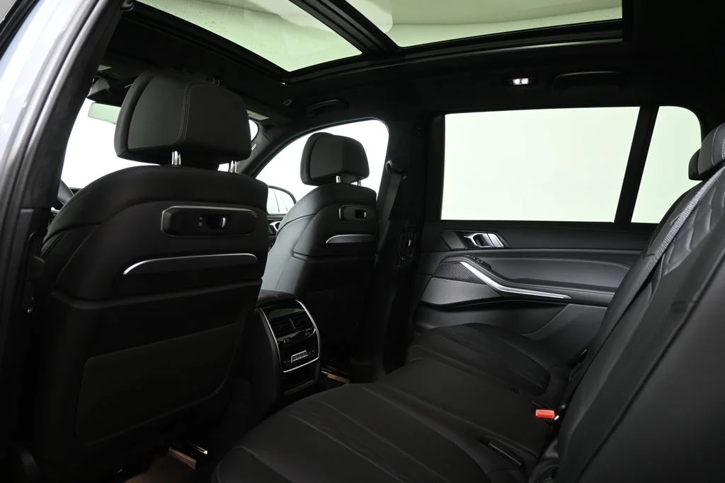 Used 2027 Gray BMW M60i image 32